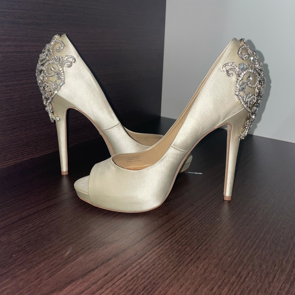 Badgley Mischka Kiara Crystal back Open Toe Pump. Size 8.5  beautiful pump - Picture 2 of 7
